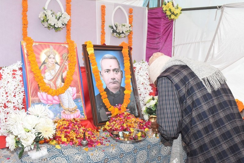 श्रद्धांजलि अर्पित